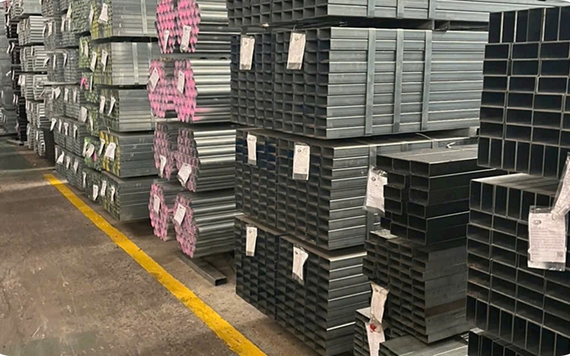 Các bó thép hộp tại kho phục vụ tra cứu giá thép hộp Hòa Phát